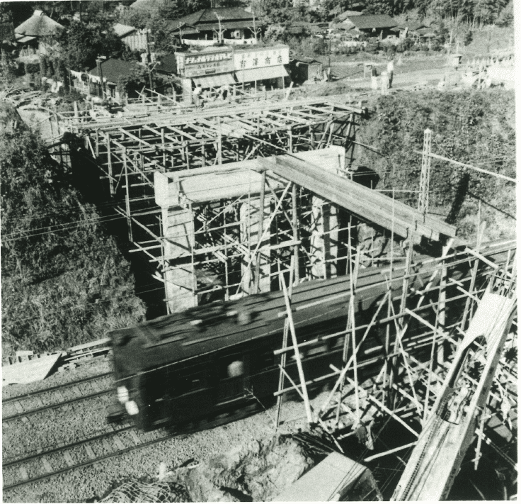1958年ごろ 駅横の橋の建設中
